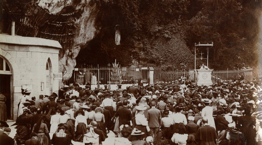 Pilgrimsatthelourdesgrottocirca1910